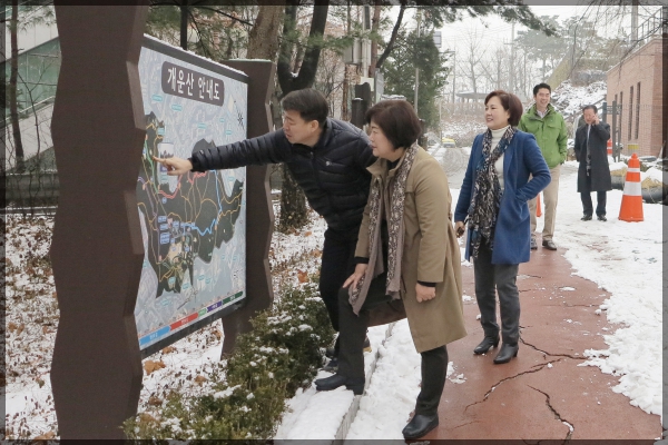 도시건설위원회 현장방문-개운산공원 노후 산책로 정비