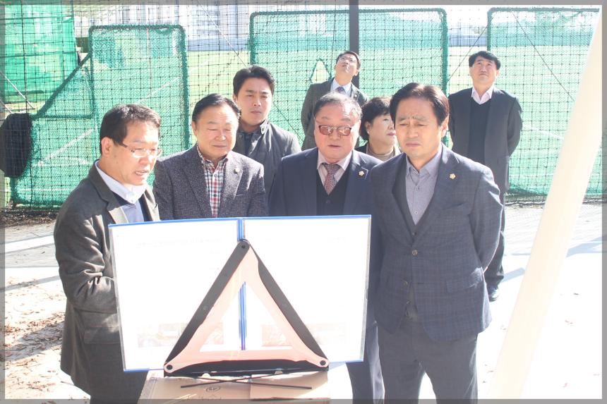 도시건설위원회 현장방문-월곡인조잔디구장