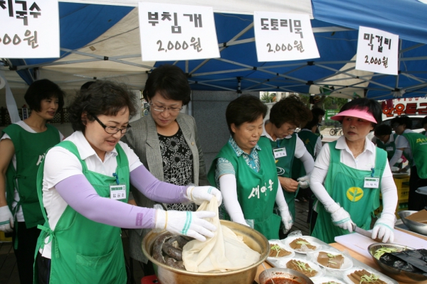 2011.9.7(목) 추석맞이 직거래 장터 새마을 부녀회 격려