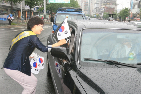 2010. 08. 13(금) 태극기 달기 캠페인