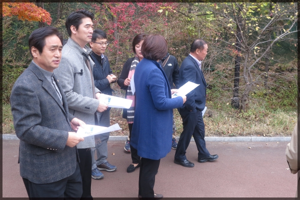 도시건설위원회 현장방문-월곡인조잔디구장 