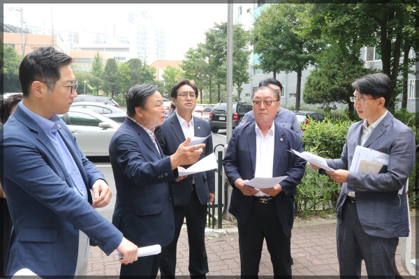 도시건설위원회 현장방문-길음동 신안파크 아파트 인근